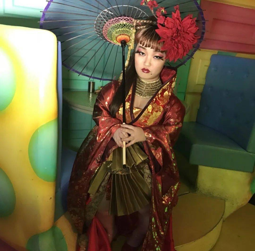 夜店|身高只有1.24m的侏儒女，却成了东京某夜店的最人气舞女，你不努力谁替你坚强？