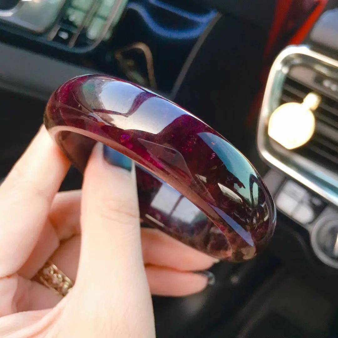 区别|女人戴珠宝和戴黄金首饰有什么区别？