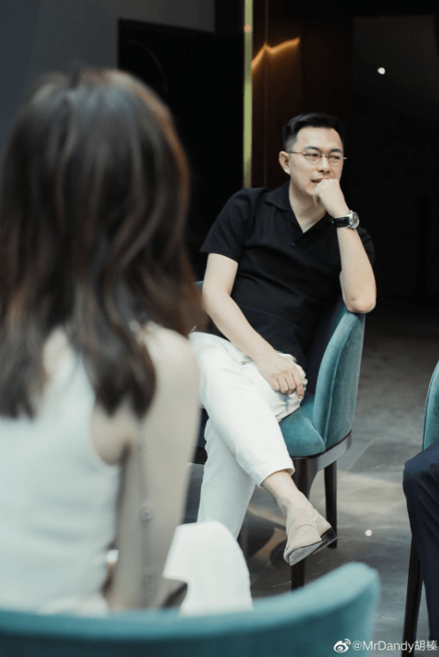 何超莲|何超莲窦骁为周扬青庆生！小情侣手势默契，周扬青疑偷瞄身旁男生