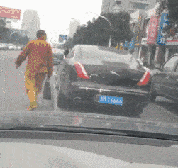 搞笑GIF:交到这样的女朋友 注定每天都有惊喜