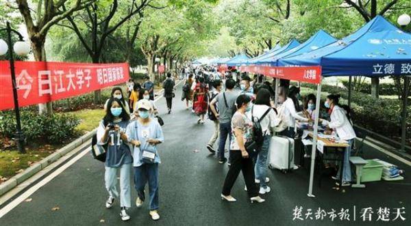 梁景玲|江汉大学迎来新生，乐观女孩拄着拐杖来报到