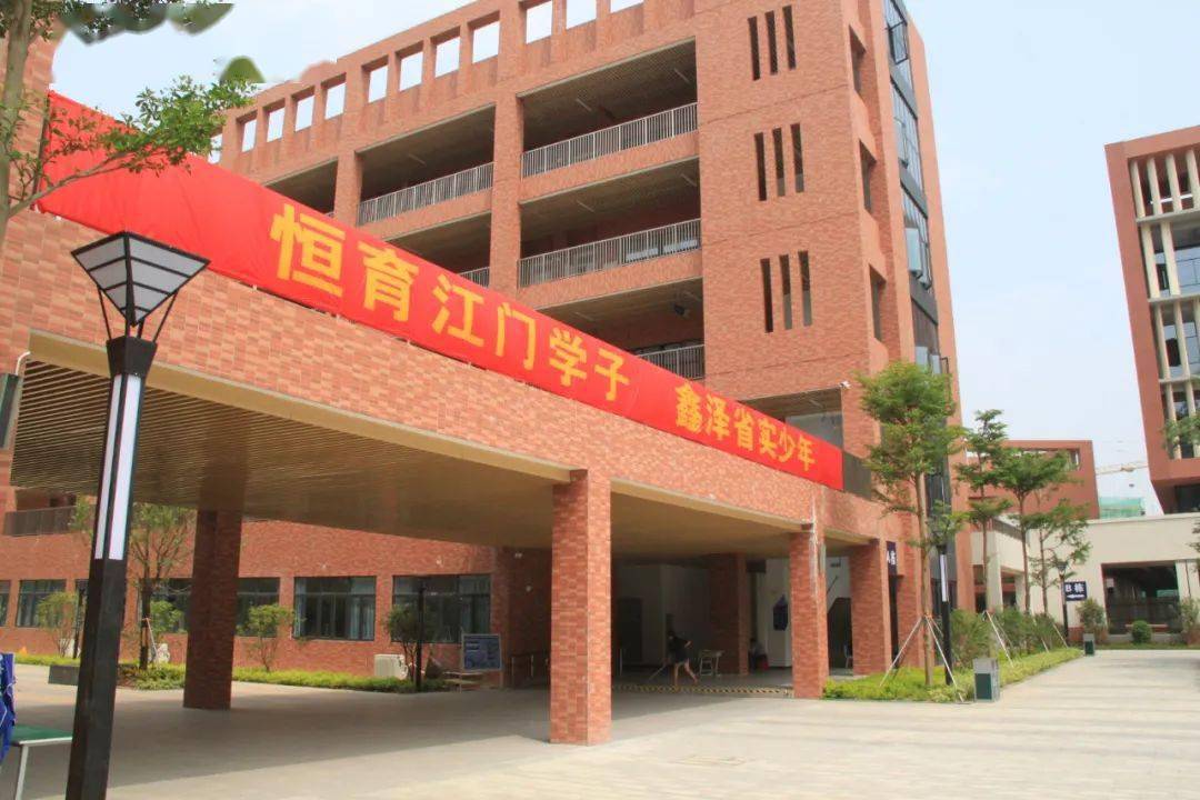 广东实验中学附属江门学校位于滨江新区丰乐路沿线与华泰路交叉口