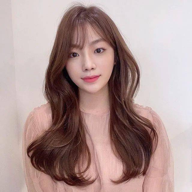 棕色|虞书欣和李圣经双双换上神仙发色，秋冬最显肤白发色你get了吗？