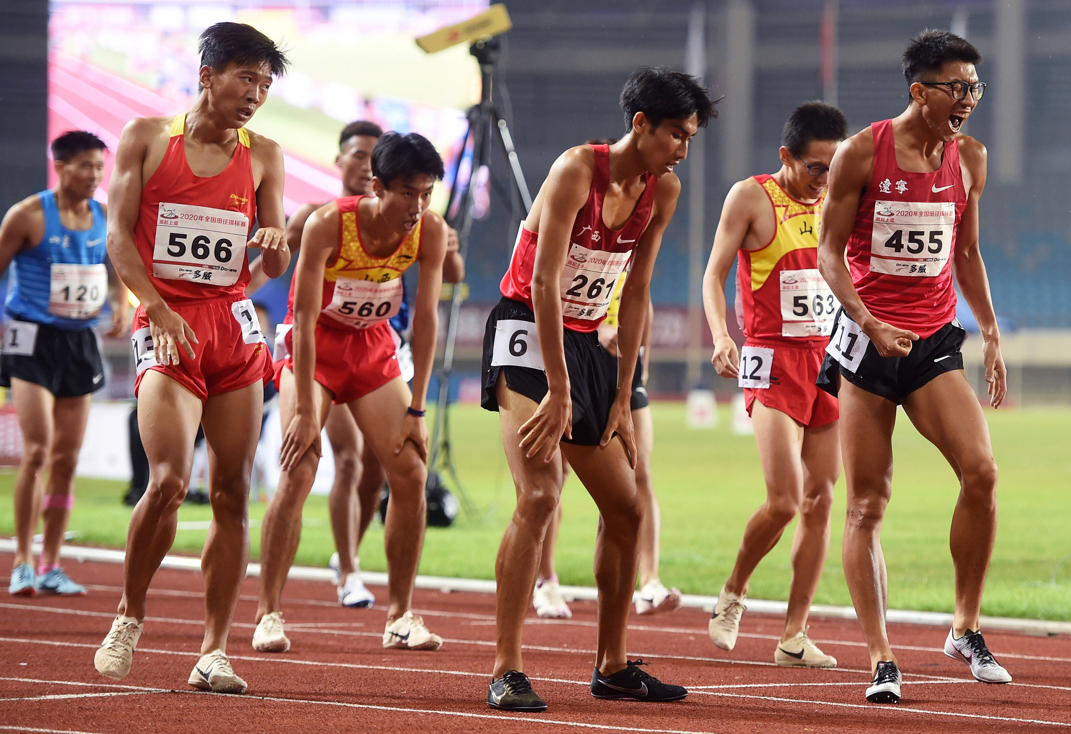 2.1 中途跑技术规范起步后加速跑阶段的任务是在最短的时