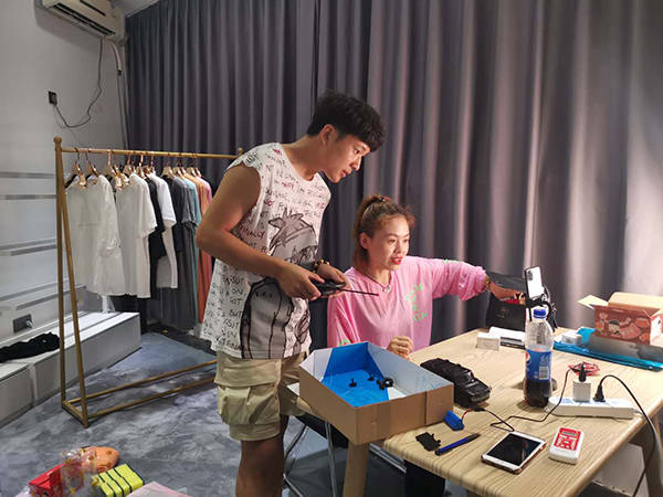 直播|实探中国网红直播第一村：昔日微商乐园转型，5万人扎堆造梦