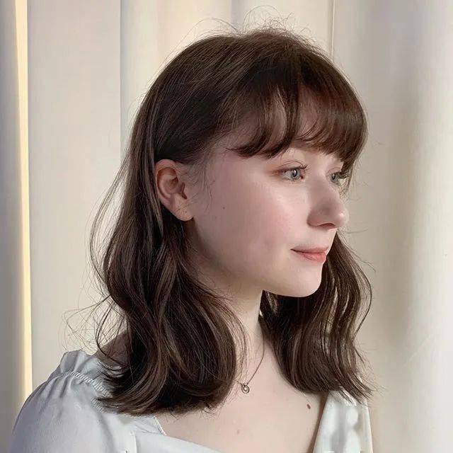 棕色|虞书欣和李圣经双双换上神仙发色，秋冬最显肤白发色你get了吗？