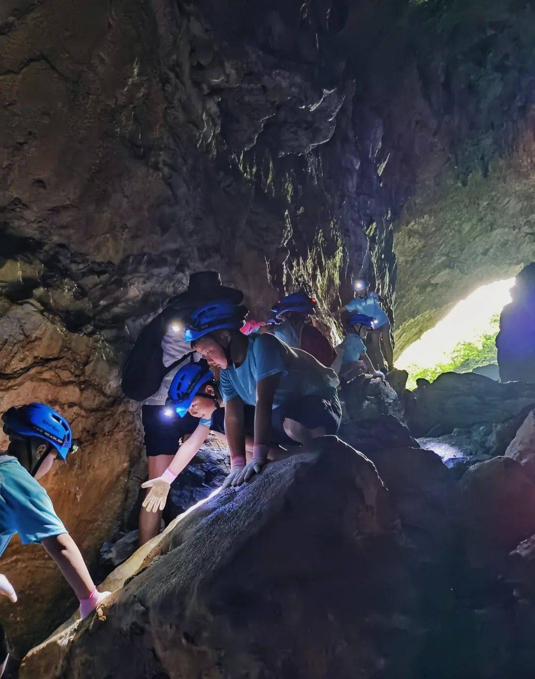 遇水则柔 遇石则刚说实话，溶洞探险路途很远，也挺艰难的，家长们气喘嘘