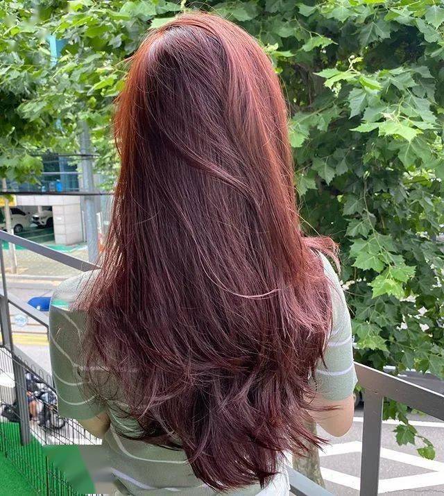 棕色|虞书欣和李圣经双双换上神仙发色，秋冬最显肤白发色你get了吗？