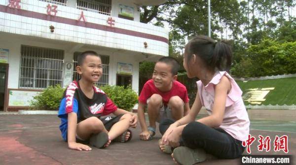 许庆|中越边城“袖珍学校” 老师一人教五科接送学生上下学