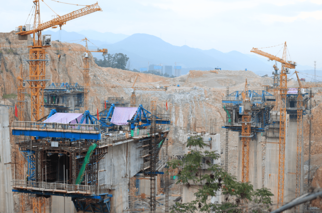 赣深高铁丰文凹特大桥位于惠州市小金口街道白石村,记者现场看到,丰文