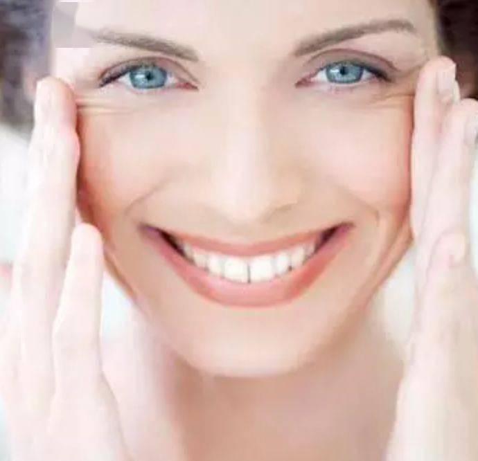 鲜肉|49岁闫妮“换脸”后爆红,还和当红小鲜肉谈起了恋爱,网友:全是装的!