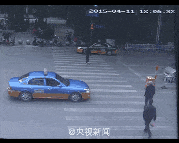 用生命在闯红灯 电瓶车开上了机动车道 还横穿马路 被对面汽车撞飞