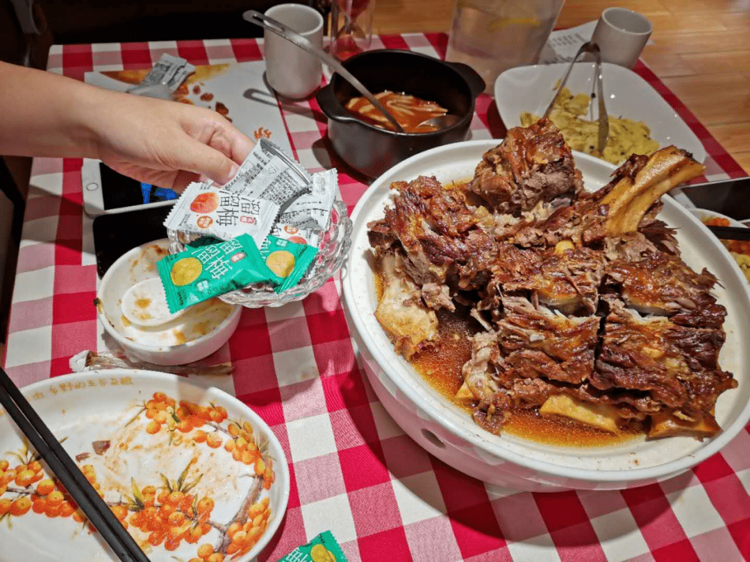 青梅|青梅零食专家跨界餐前饭后场景溜溜梅携手西贝