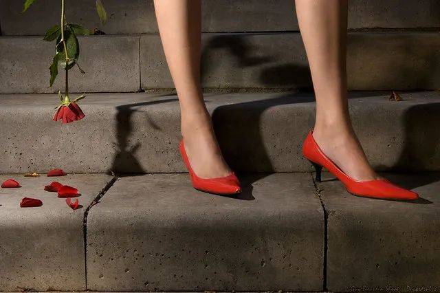 高跟鞋|100张大师镜头下危险迷人的高跟鞋