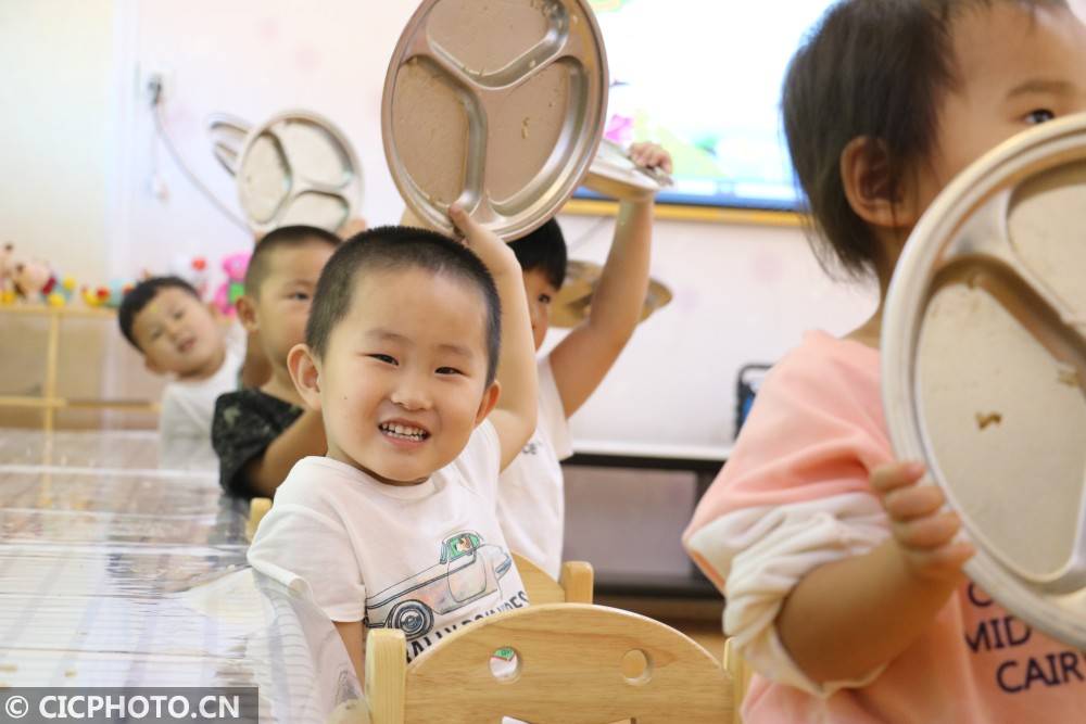 2020年9月16日,河北省广宗县阳光幼儿园小朋友展示自己吃完的餐盘.