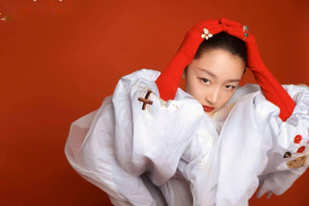 兰蔻菁|周冬雨的反转多重魅力