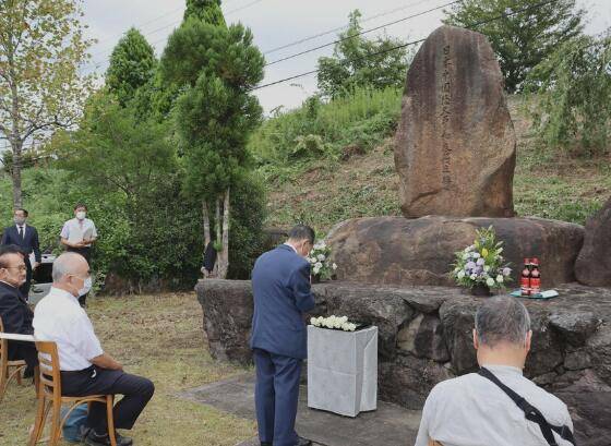 绍兴|日本官员带绍兴酒和鲜花赴京都矿山祭奠：12名中国劳工埋骨于此