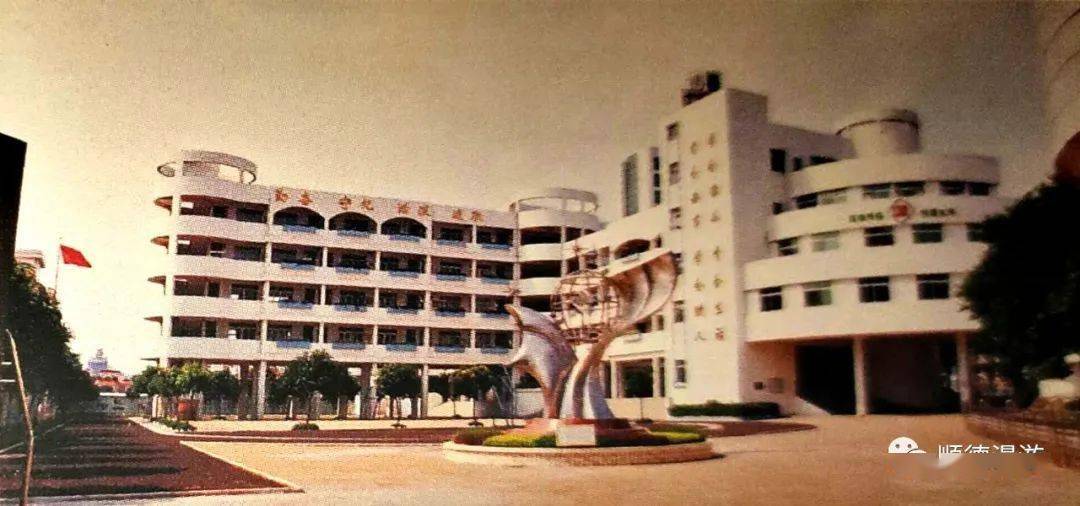 容桂小学文华中学 1994容奇体育中心 1991千禧广场 位于振华路以西