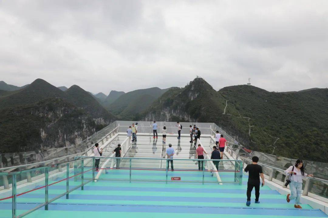 采访团来到"云海天舟"观景平台.