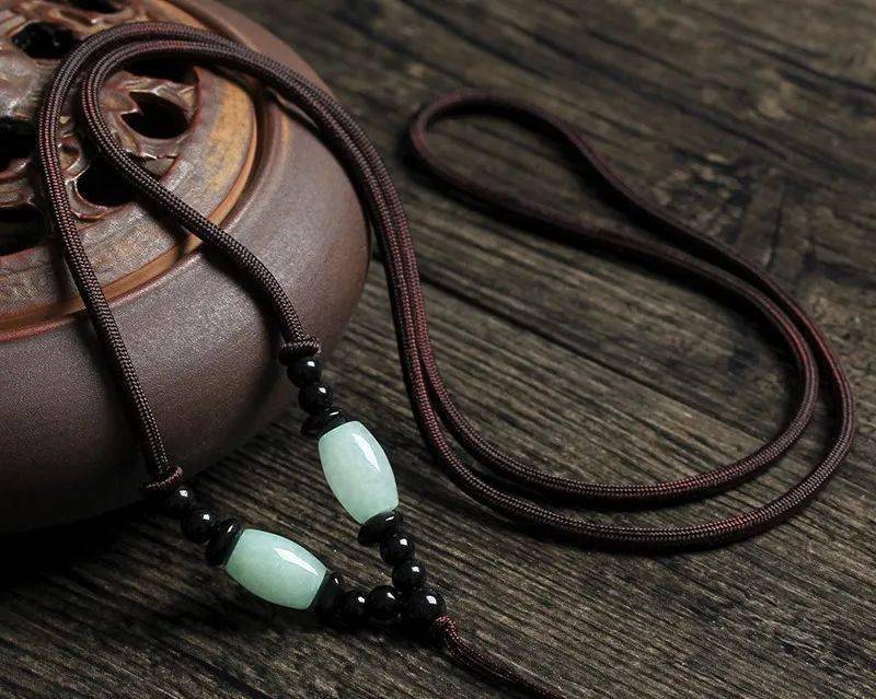 颜色|为什么翡翠都喜欢用深色的挂绳？