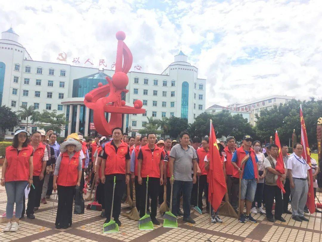 当天,龙泉街道和县市场监管局组成5个整治行动组,与龙泉集贸市场开办