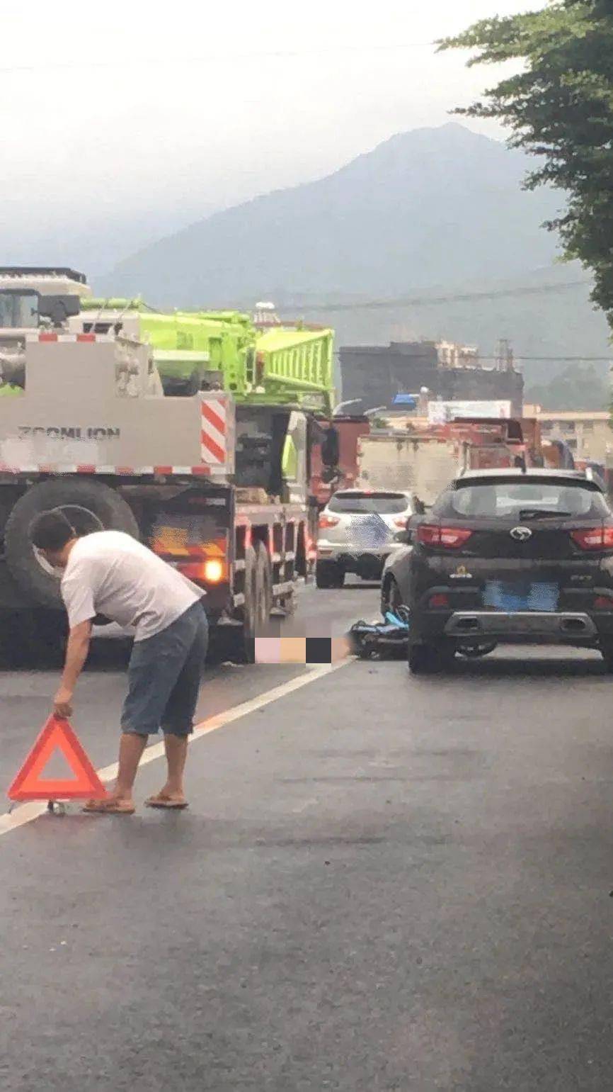 惨烈车祸!梅州一人头部被压大车轮下