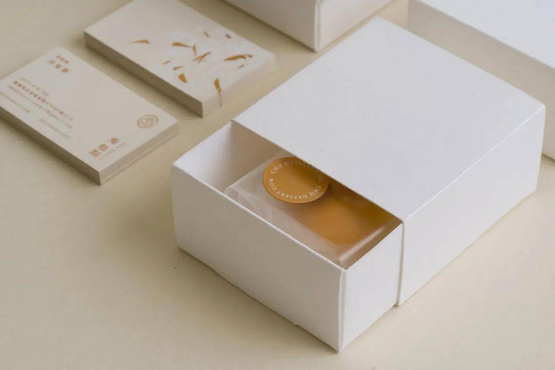 品牌|这个品牌标准字的设计，以花瓣为主轴