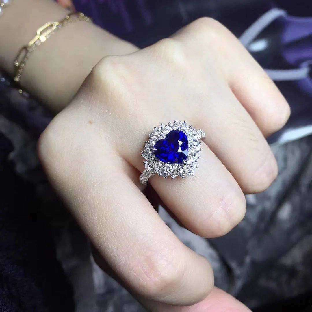 老年人|41岁女子10年时间里和8名老年人结婚 骗走大量珠宝和钱财后悲剧