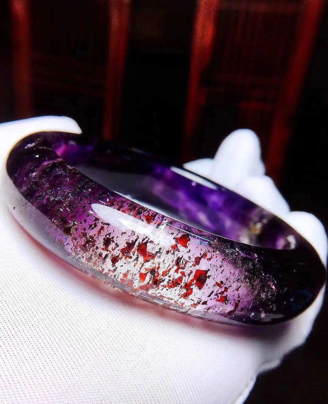 老年人|41岁女子10年时间里和8名老年人结婚 骗走大量珠宝和钱财后悲剧