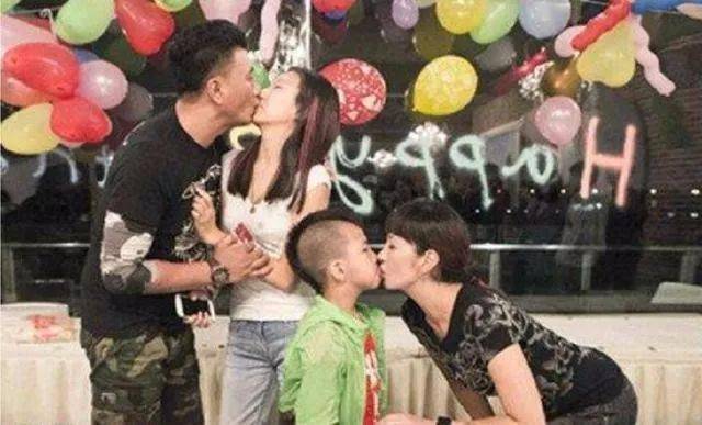 小贝|父女间日常互动真的没必要嘴对嘴……讲真