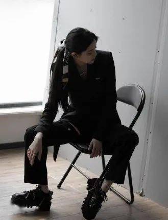 杨采钰|学杨采钰 欧阳娜娜的丝巾百搭法！秒变气质女神…