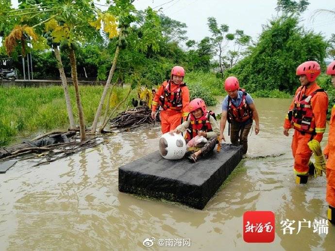 救援|民房积水六旬老人被困家中 三亚消防成功救援