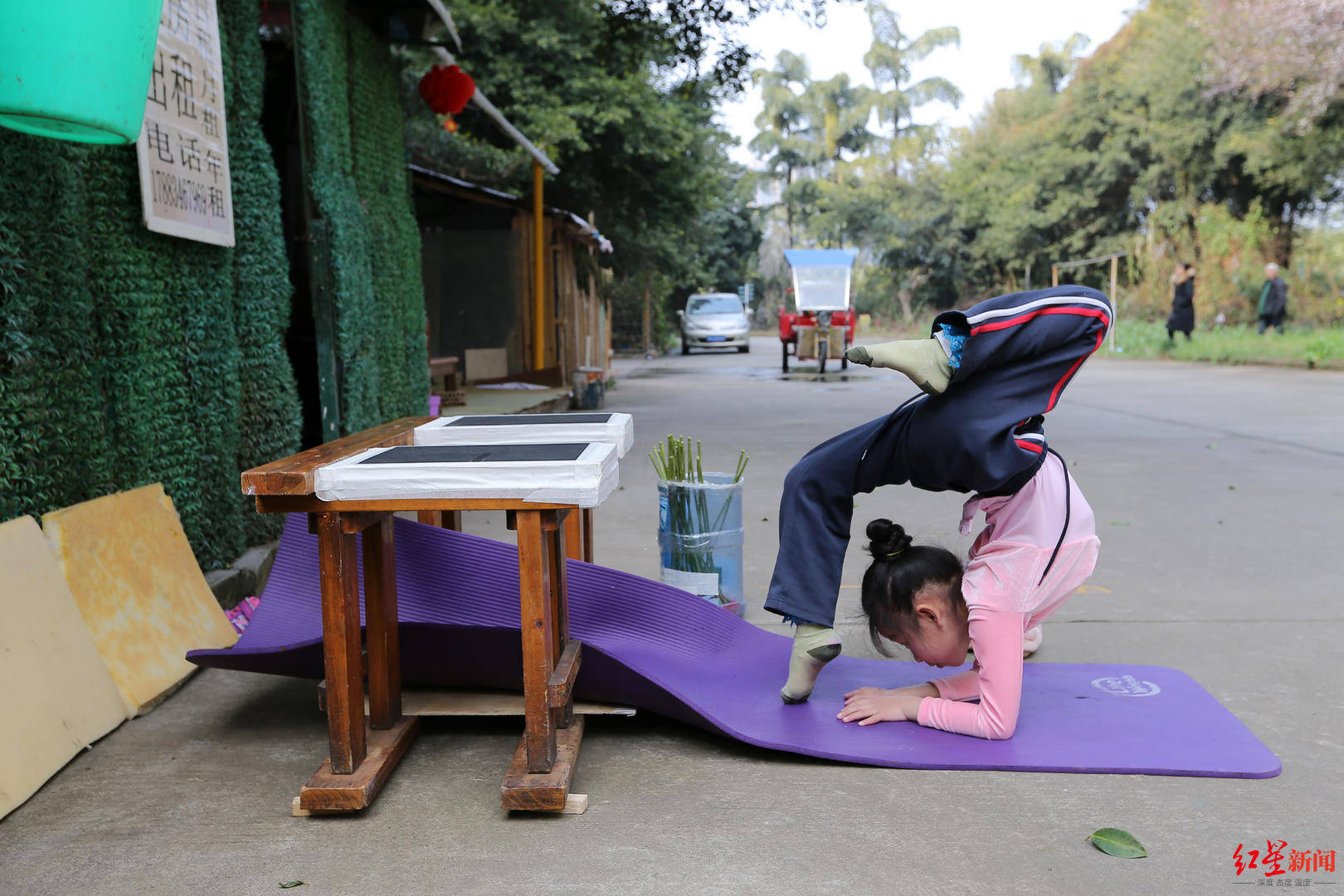 吉尼斯|一分钟下腰叼花20枝 成都萌娃完成吉尼斯纪录 父亲却为没钱为她请柔术老师而苦恼