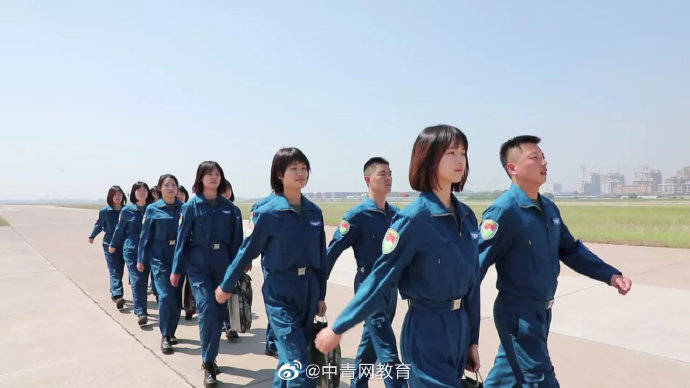训练|这10名女飞行员，飒！