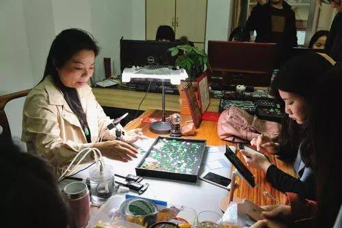 翡翠|有人花150万买刘晓庆翡翠,到手后差点晕倒?她的宝贝到底值不值102亿?