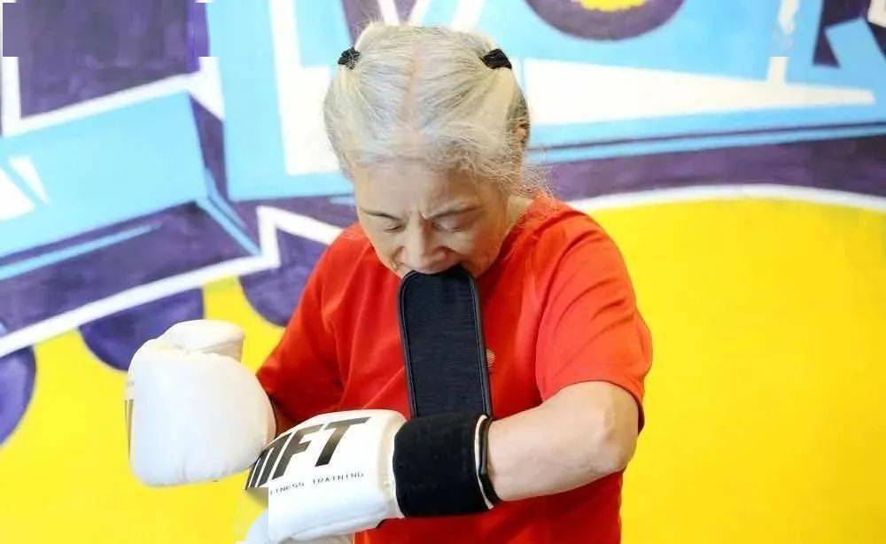 健身房|70岁奶奶火了，3个月减重28斤，用马甲线征服40万人，太硬核了！