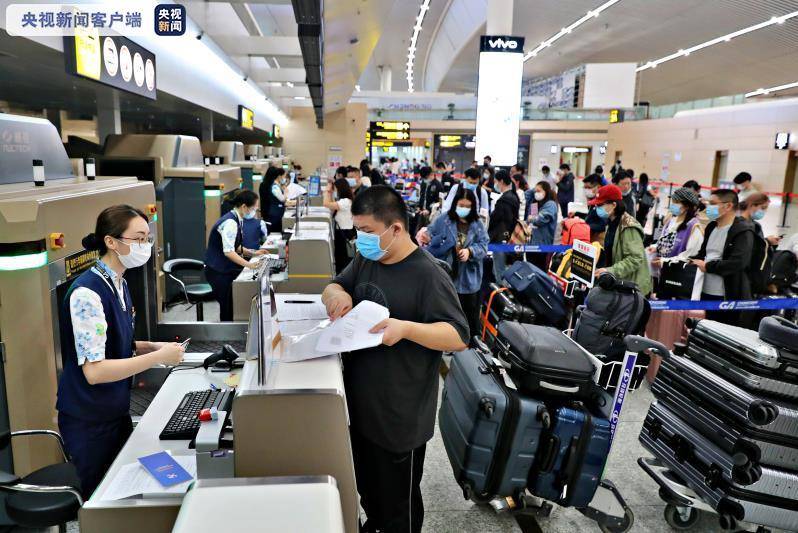 航空公司|疫情以来 国内航空公司执行的首条国际复学包机航线在重庆启航