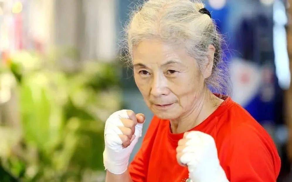 健身房|70岁奶奶火了，3个月减重28斤，用马甲线征服40万人，太硬核了！