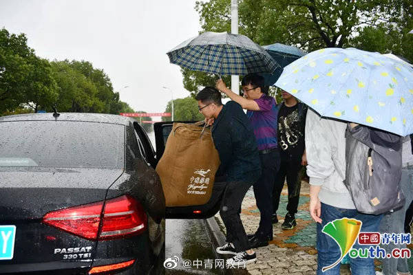 新生|点赞！高校20余名教师组建“爱心私家车队”冒雨迎接新生