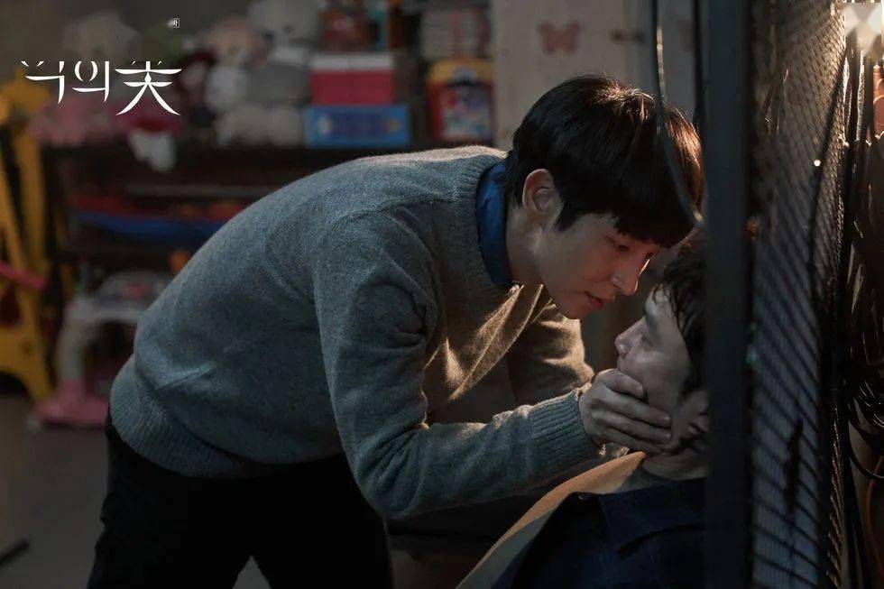 水润|《恶之花》李准基变身韩版“张东升”，女主发光美貌全靠“妆”？