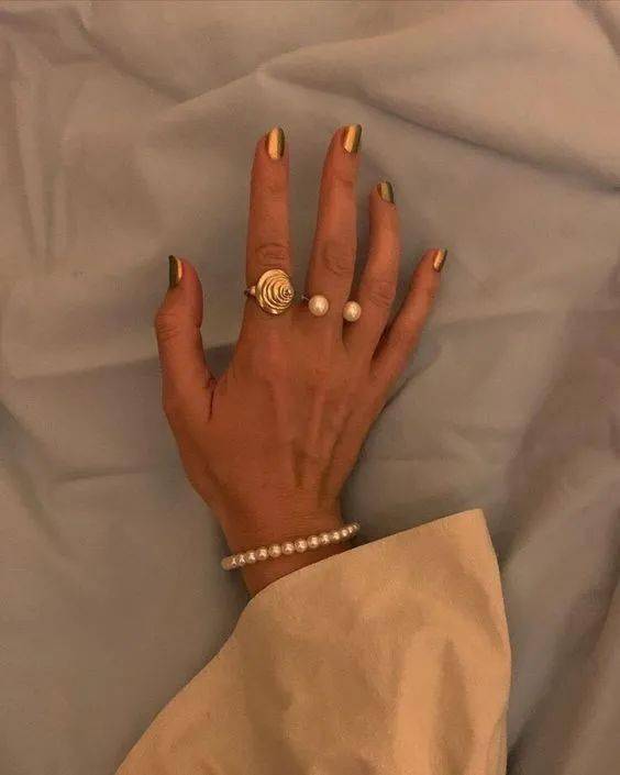 一个人|如何判断一个人是否时髦？看Ta戴几个戒指啊！