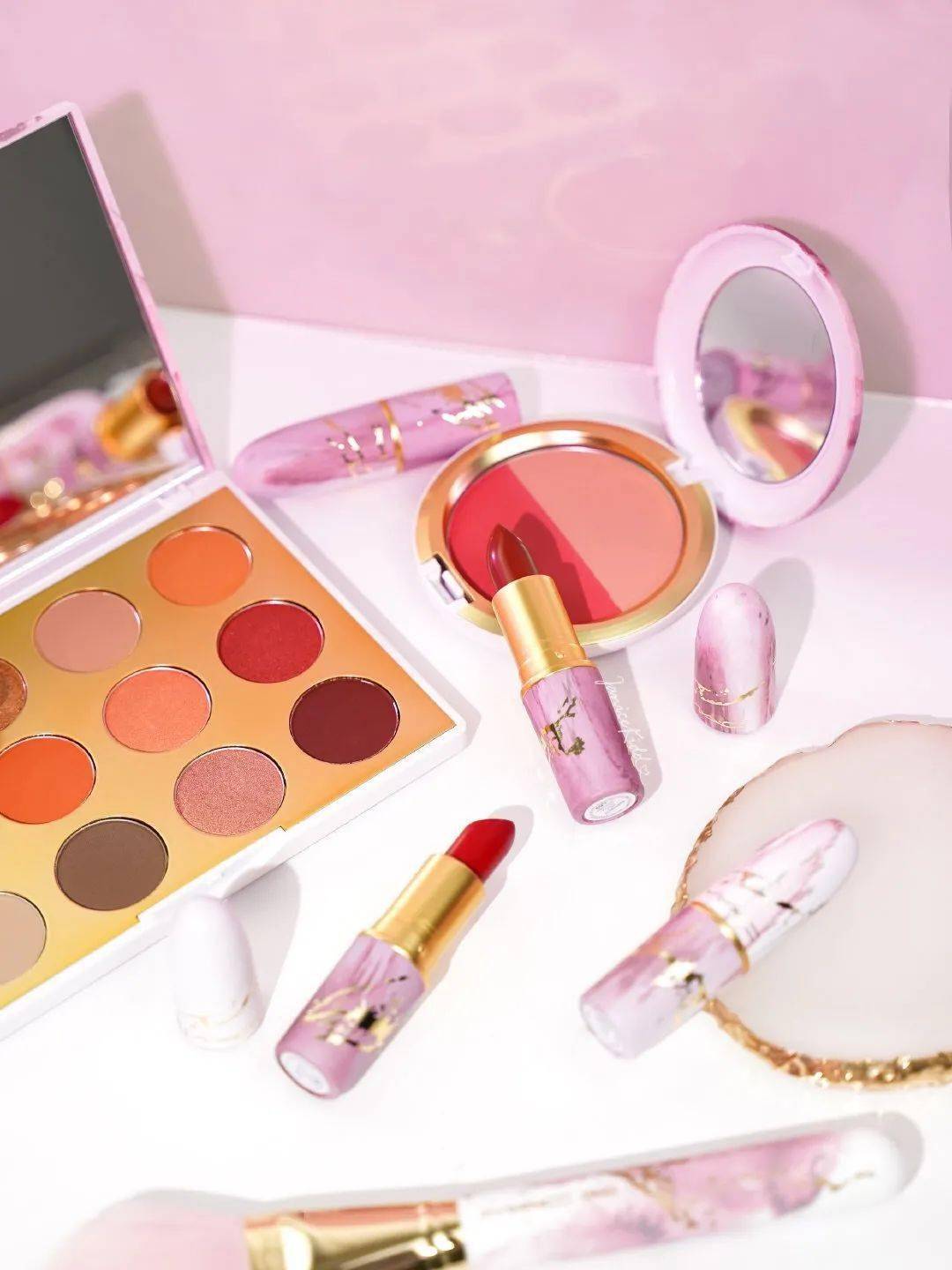 口红|MAC限定款口红129元疯抢！入秋必备4大神仙色，色泽高级饱满，显白不挑皮，上唇美炸了！