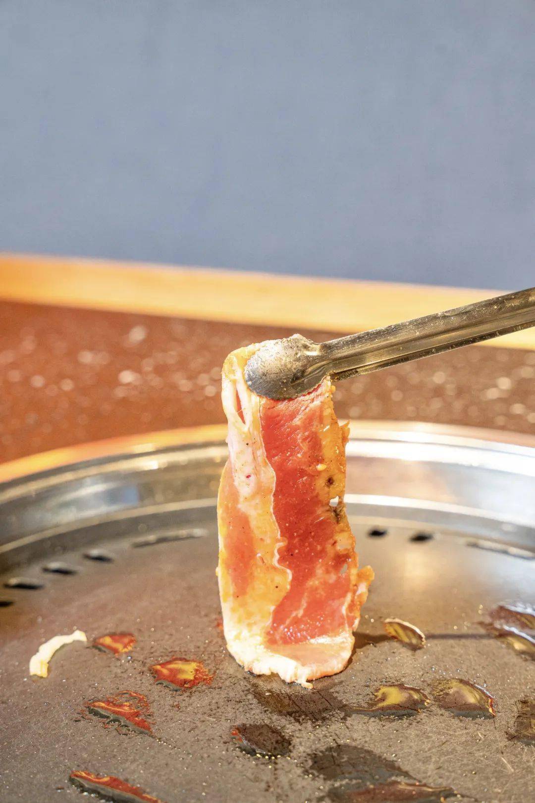 烤肉|口口爆汁，凌晨两点还全是人！这个城中村惊现“烤肉之都”！连续一个月3.3折