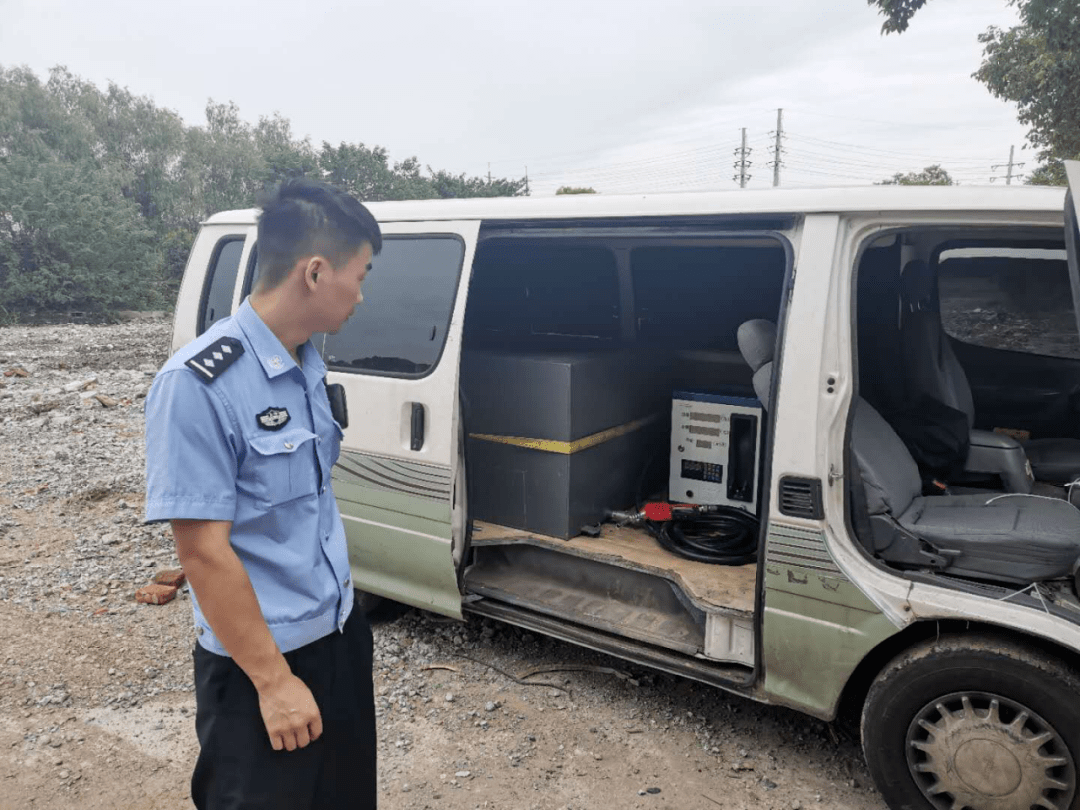 消除道路流动炸弹松江经开区查获非法加油车