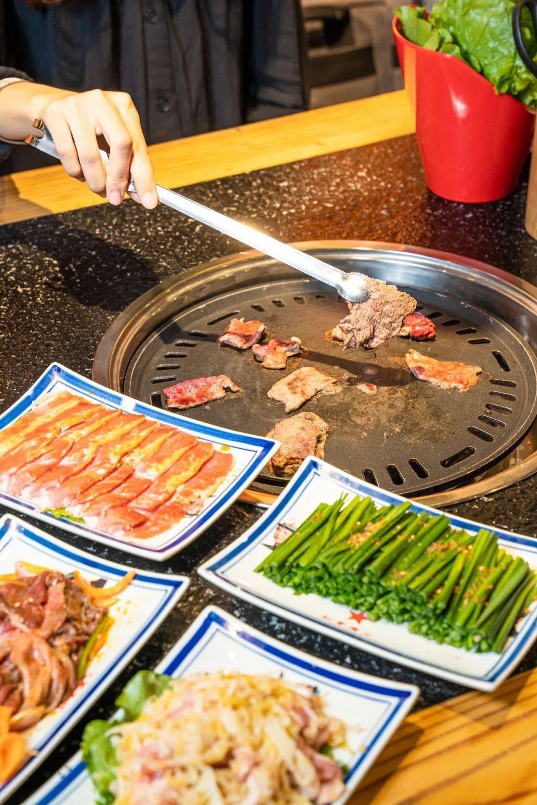 烤肉|口口爆汁，凌晨两点还全是人！这个城中村惊现“烤肉之都”！连续一个月3.3折