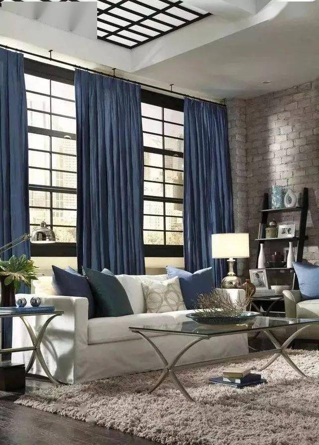 米白沙发搭配藏蓝窗帘.