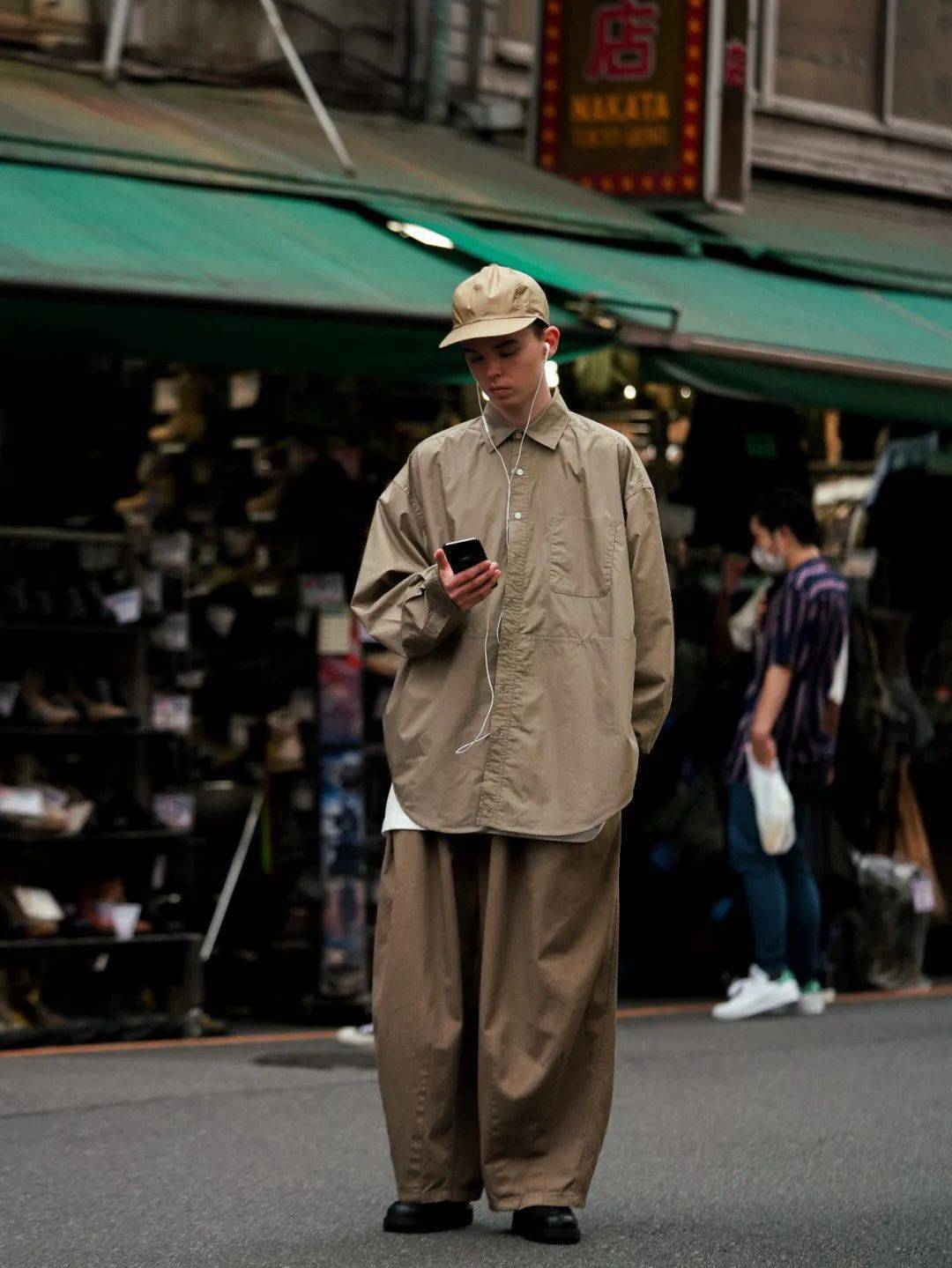 Banksy|潮事 | 这双写着汉字的 Nike ，我真的爱了