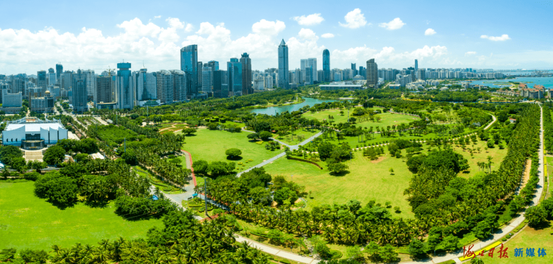 航拍镜头下的海口万绿园及滨海大道的建筑群.