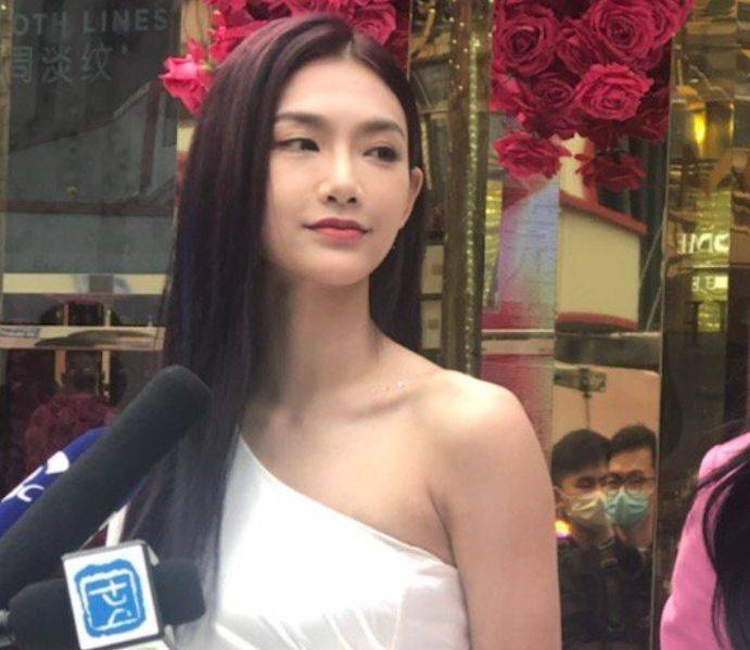 活动|曾可妮出席活动现场,无精修的颜值能打,不过引人注目的是身材!