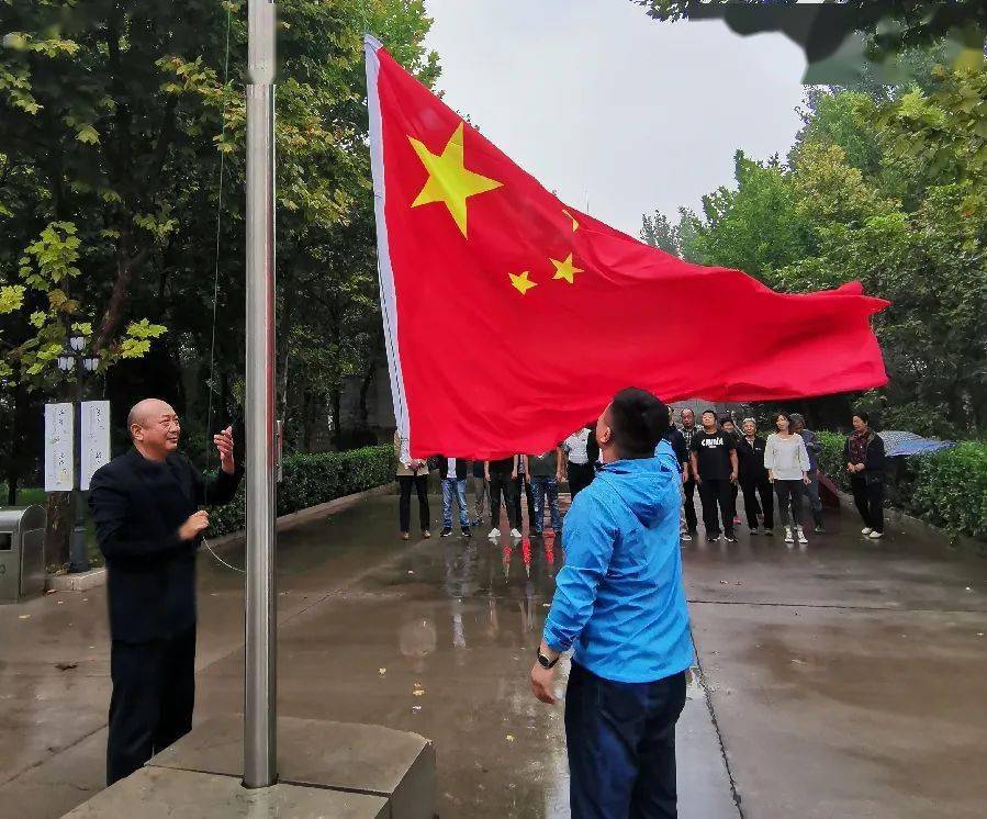 五星红旗飘起来警醒后人梅花惨案纪念馆举行升旗仪式
